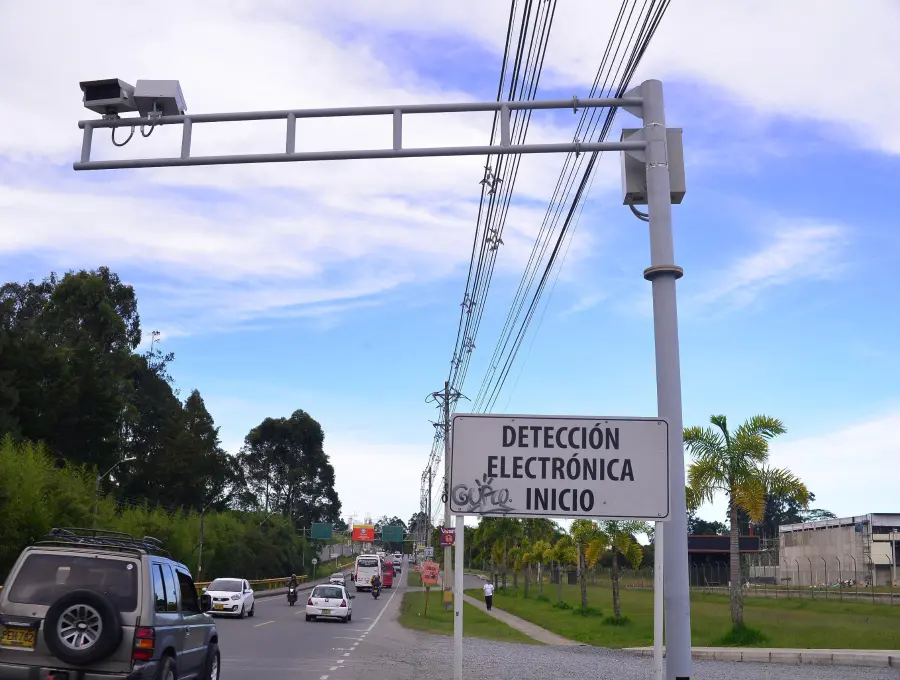 Una de las cámaras de fotodetección que ya operan en el municipio de Rionegro. FOTO: Cortesía