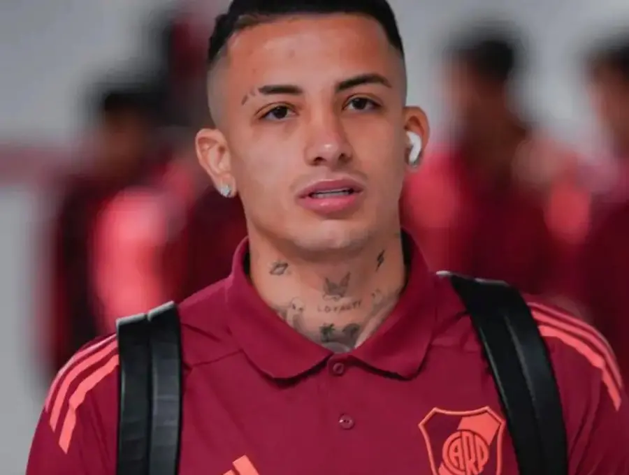 El futbolista colombiano Kevin Castaño llegó a River Plate como uno de los refuerzos más importantes de la temporada. FOTO: Tomada de X @RiverPlate