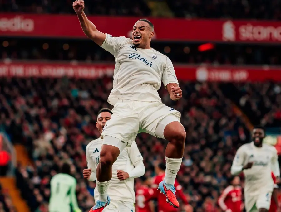 El futbolista brasileño Murillo Santiago Costa dos Santos anotó el primer gol de Forest en la victoria sobre Liverpool. Foto: tomada del x de @NFFC