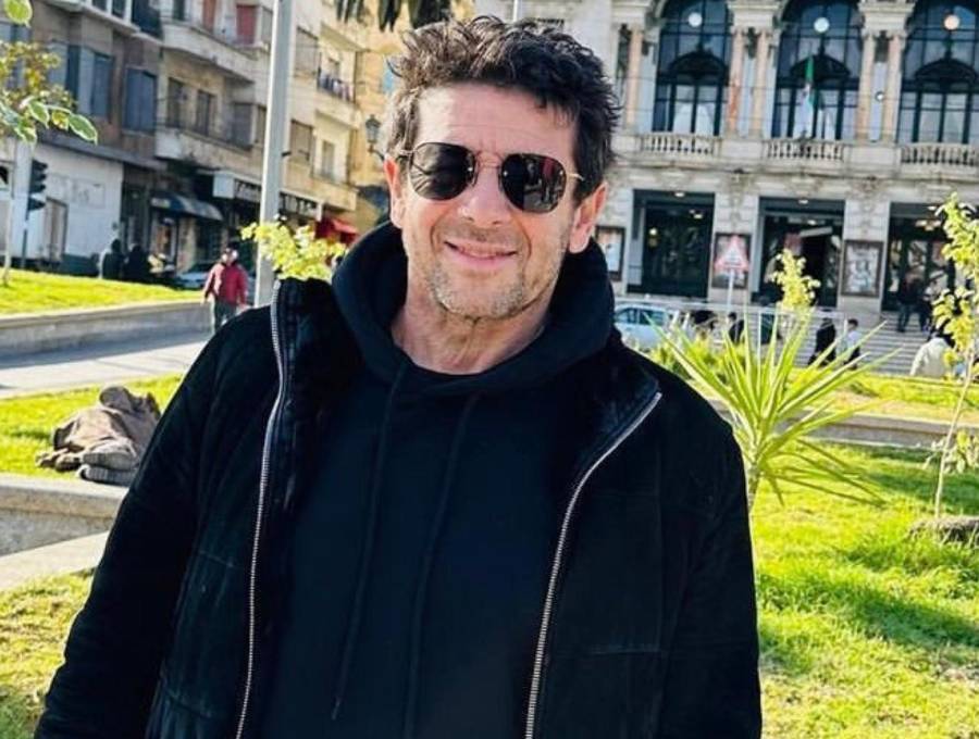 El cantante de 67 años, que niega rotundamente los cargos, enfrenta una avalancha de acusaciones de casi dos docenas de mujeres en un caso que revive con fuerza el movimiento #MeToo en el país galo. FOTO: Tomada de redes sociales @PatrickBruel