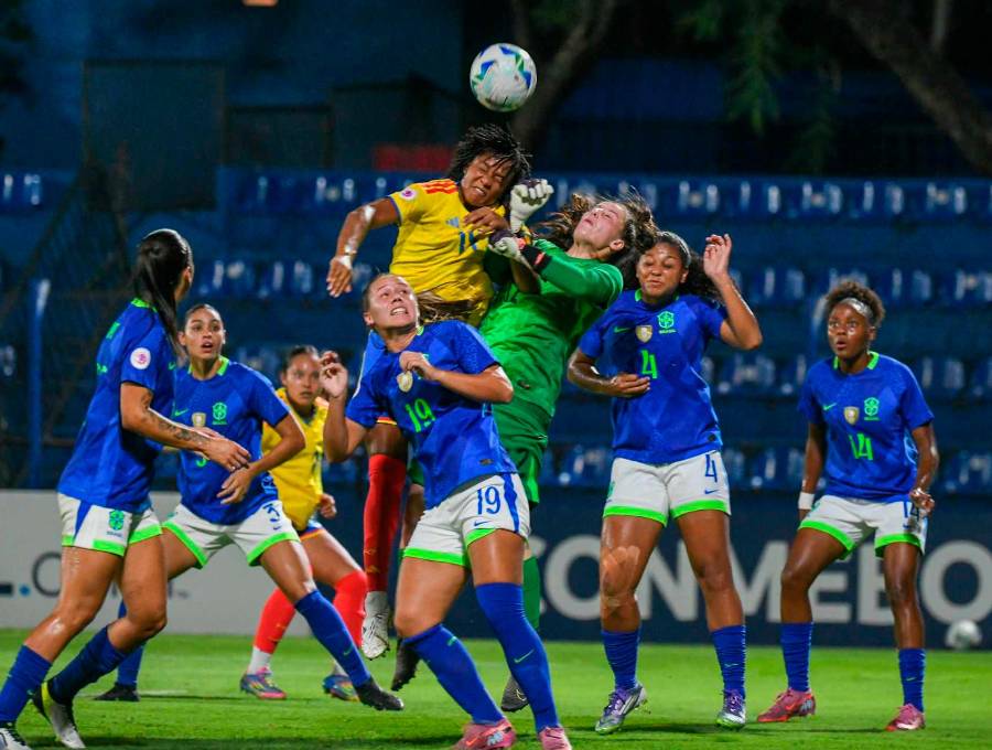 Esta fue la acción de Fernanda Viáfara, quien en el primer tiempo buscó de cabeza abrir el marcador y estuvo cerca, el balón dio en el palo superior y se fue por fuera. FOTO CORTESÍA FCF