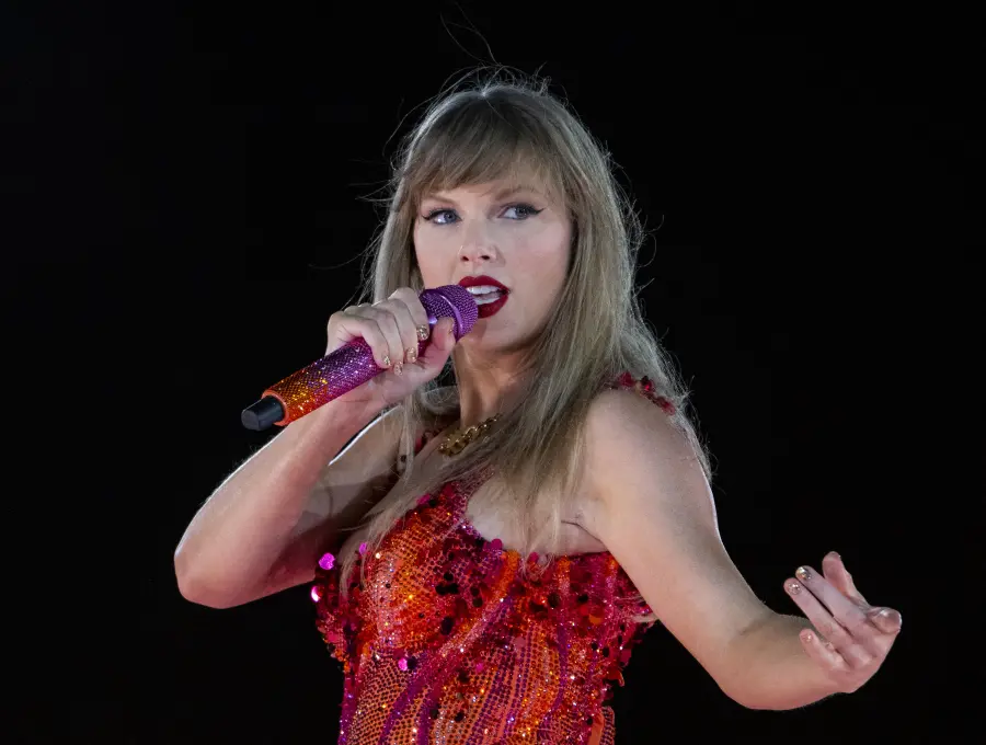 Taylor Swift durante un concierto de The Eras Tour en el Hard Rock stadium en Miami Gardens, Florida. FOTO: AFP