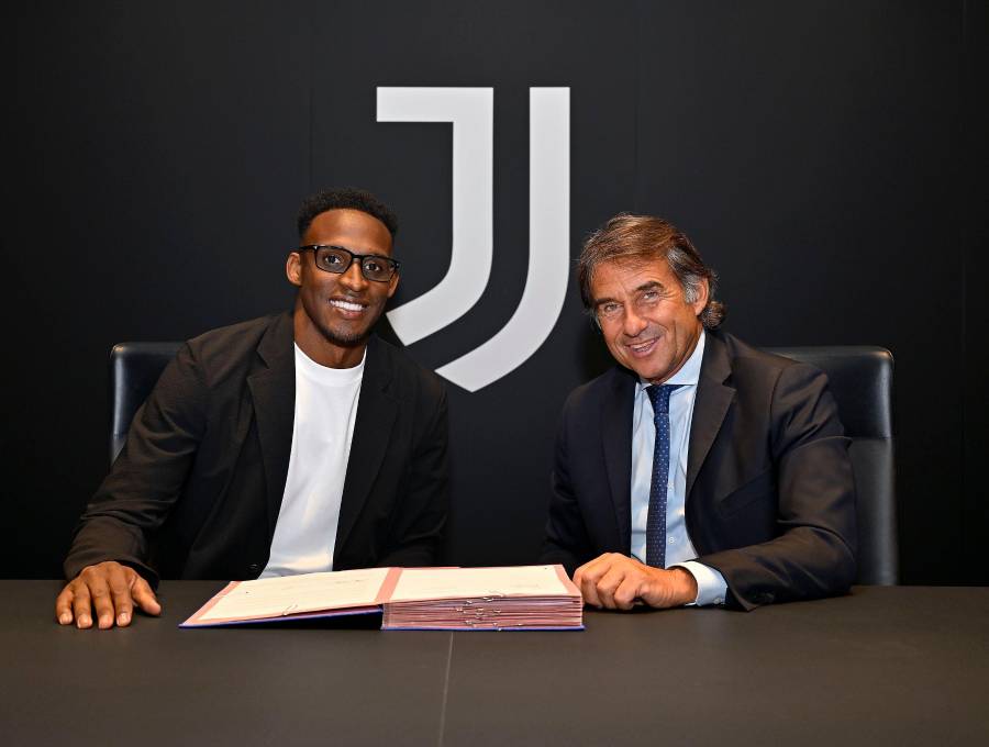Jhon Lucumí firmando su contrato con la Juventus. FOTO: <b>X Juventus</b>