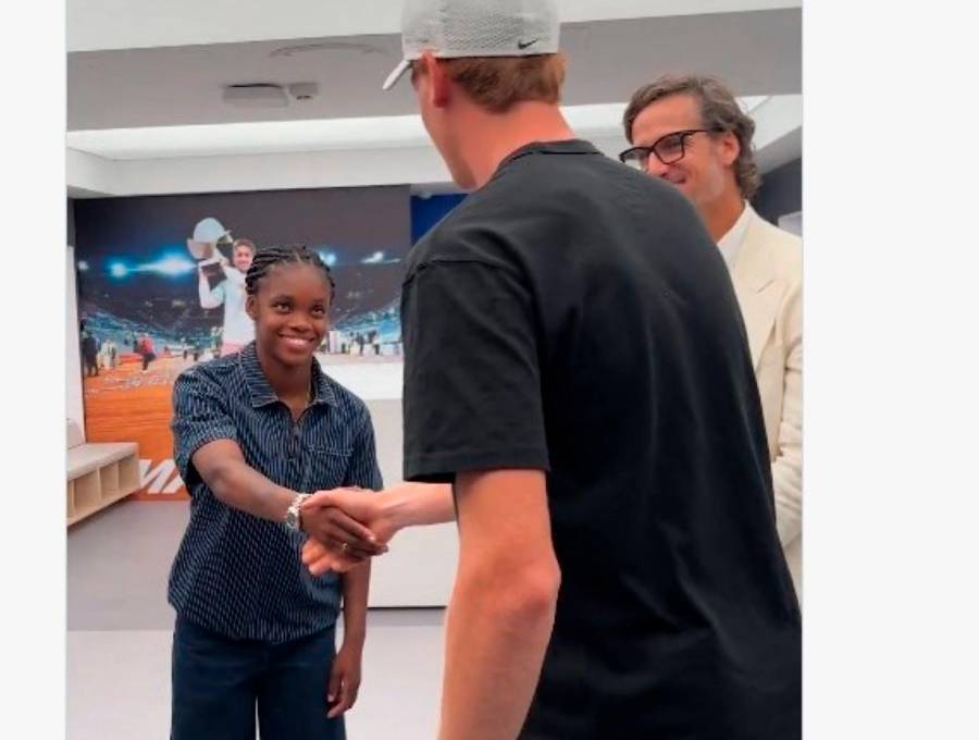 La colombiana Linda Caicedo fue la única del equipo femenino del Real Madrid que hizo parte de la delegación merengue que recibió a los tenistas Iga Świątek, Jannik Sinner y Rafael Nadal en el Santiago Bernabéu.<b> </b>FOTO PANTALLAZO 