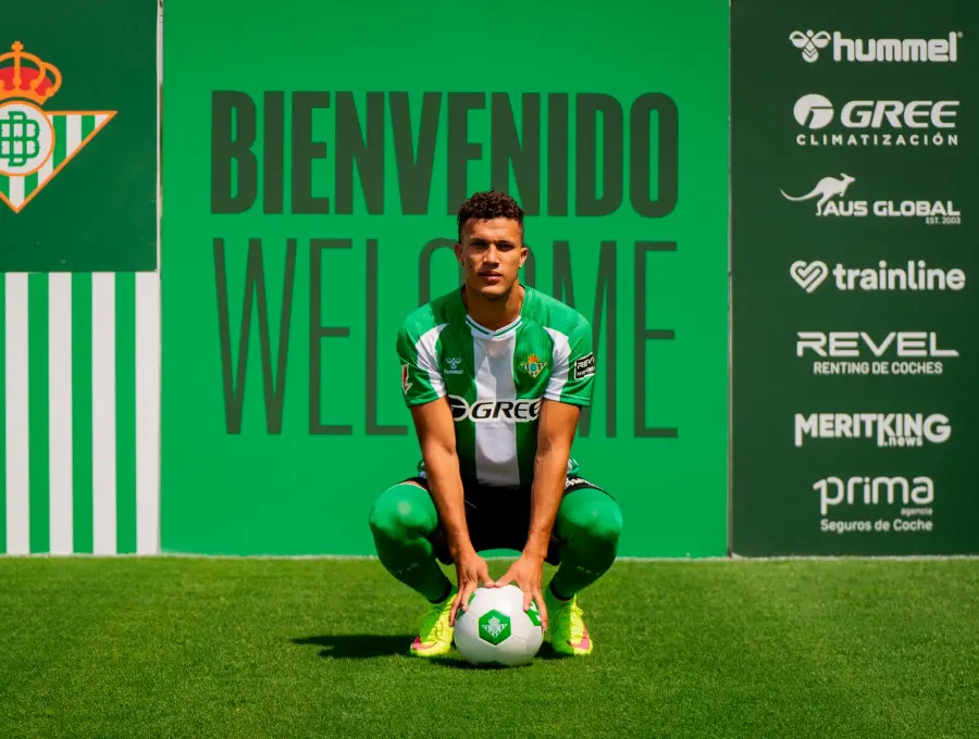 El futbolista colombiano Nelson Deossa, de 25 años, firmó contrato con el Betis hasta 2030. FOTO: TOMADA DEL X DE @RealBetis