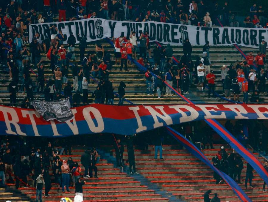 Lo de la protesta con carteles y cánticos es pasable, pero cuando llegaron las bengalas y la pólvora vino el caos. FOTO MANUEL SALDARRIAGA