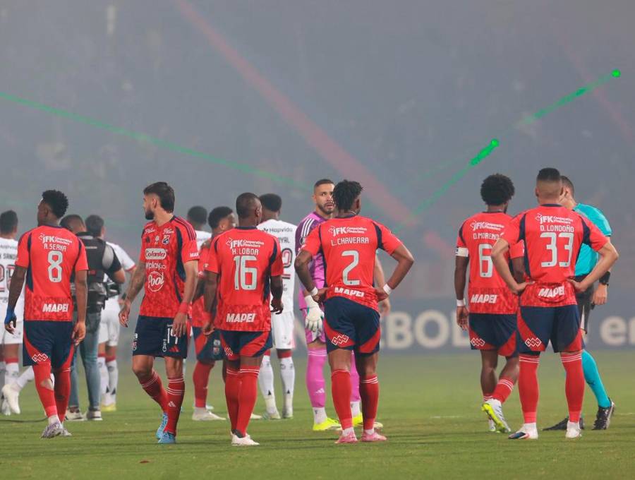 Los futbolistas del cuadro rojo, así como los convocados por Leonardo Jardim en el elenco brasileño, salen de la cancha del Atanasio Girardot en medio de los desmanes del 7 de mayo pasado. Foto: Manuel Saldarriaga