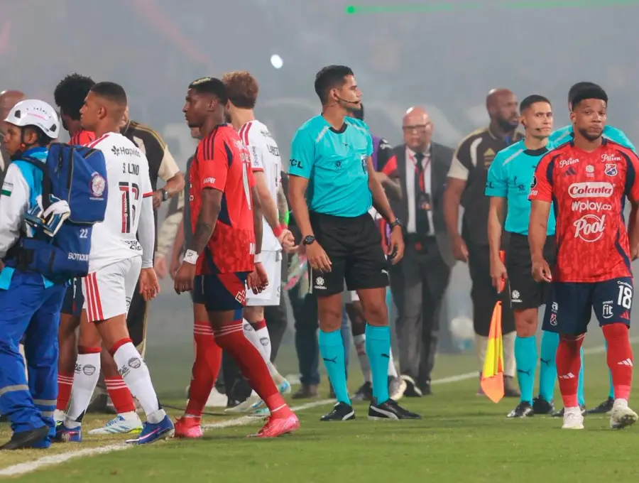 Los jugadores del DIM y Flamengo con caras largas retirándose a los vestuarios. FOTO MANUEL SALDARRIAGA