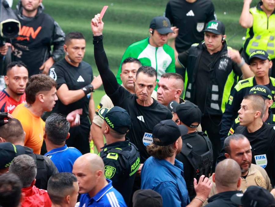 El arquero Washington Aguerre recibió tarjeta roja por parte del juez Wilmar Roldán cuando ingresaba a los camerinos. Foto: Manuel Saldarriaga