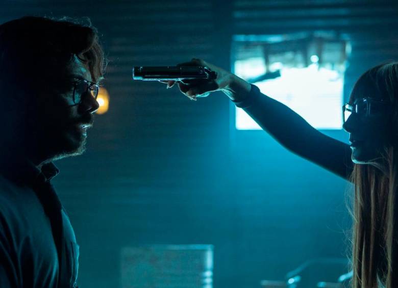 Esta es una de las imágenes más impactantes, en la que el profesor está siendo amenazado con un arma. FOTO CORTESÍA NETFLIX