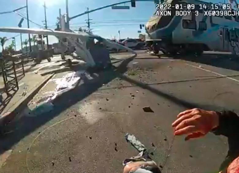 El piloto fue rescatado segundos antes de que el tren arrollara su avioneta. FOTO: CORTESÍA LAPD.