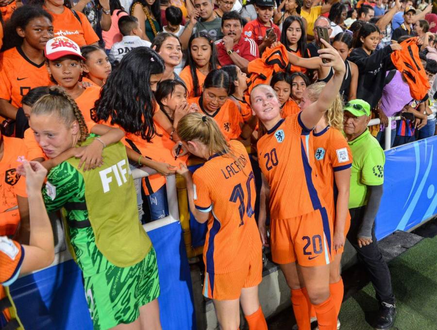 Las jugadoras se despidieron de un grupo de niños de un barrio de Cali. Foto: Getty Images