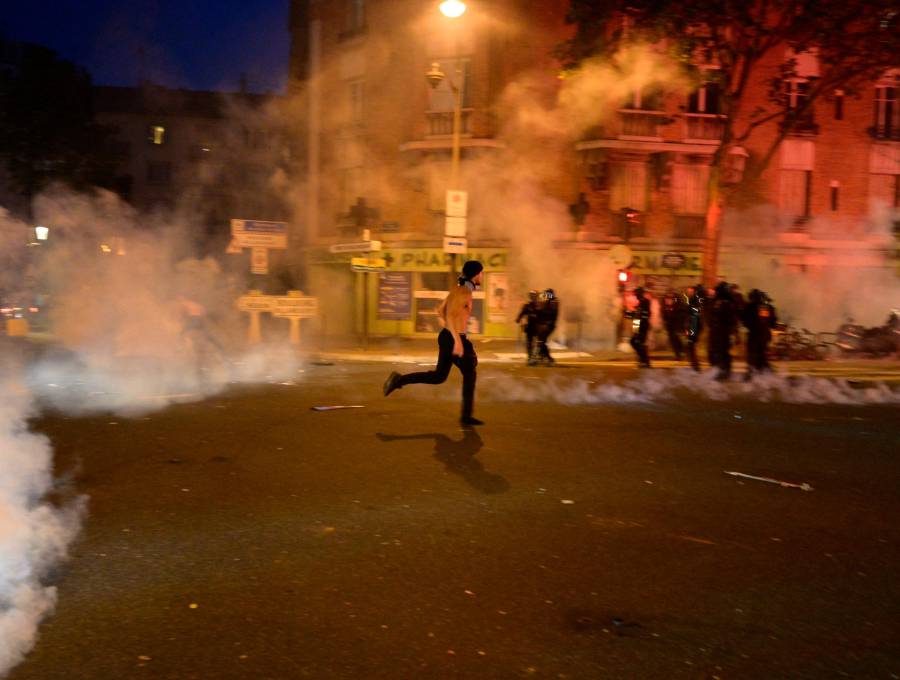 Las calles se convirtieron en escenario de una batalla campal, con personas que dañaron el inmobiliario público y se enfrentaron a las autoridades. FOTO Getty