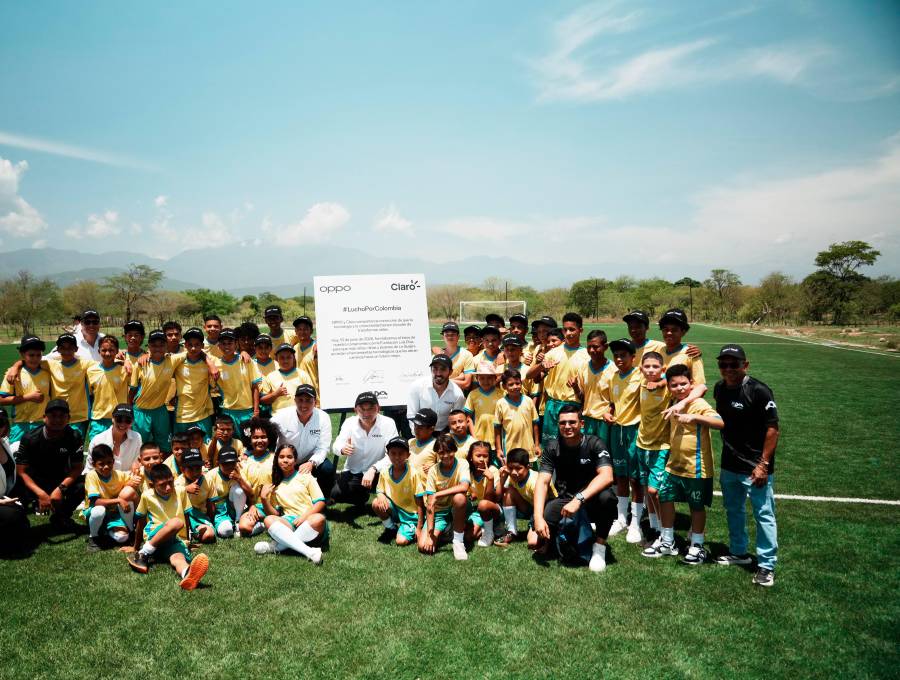 Parte de los niños de la Fundación Luis Díaz en su pueblo natal, Barrancas, La Guajira, que acaba de recibir el apoyo de Oppo y Claro. Un programa de carácter social con grandes alcances. FOTO Cortesía 