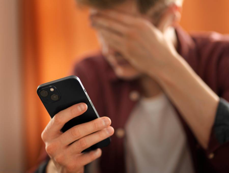 Según ESET, señales como el consumo excesivo de batería, acciones no solicitadas en el teléfono y picos inusuales de datos pueden indicar que un dispositivo móvil fue comprometido por ciberdelincuentes. FOTO: Freepick