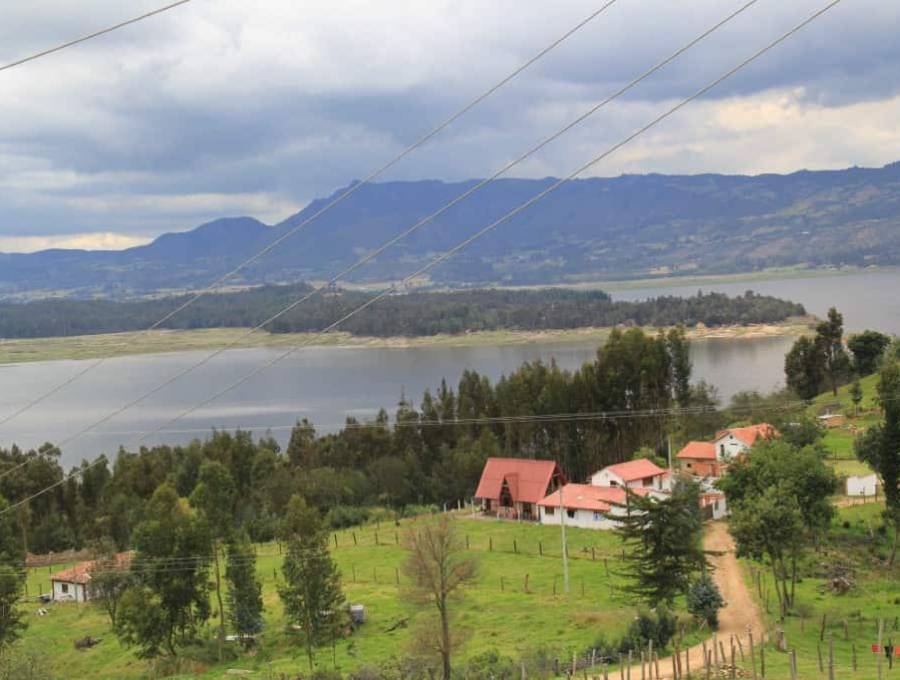 La Laguna de Guatavita, ubicada en el municipio de Sesquilé (Cundinamarca), es un sitio conocido por la leyenda de El Dorado y uno de los principales atractivos en este municipio. Imagen, AFP.