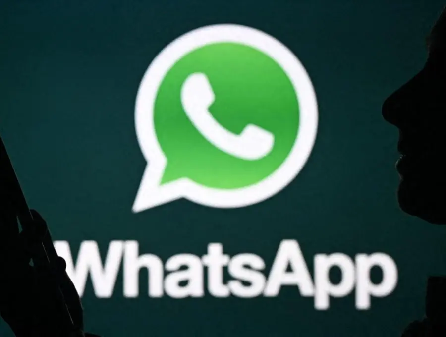 Muchas personas reciben la noticia del fin de una relación a través de un escueto mensaje de texto o un chat. Los especialistas explican por qué ocurre y qué consecuencias tiene para quien lo recibe. FOTO NurPhoto via AFP