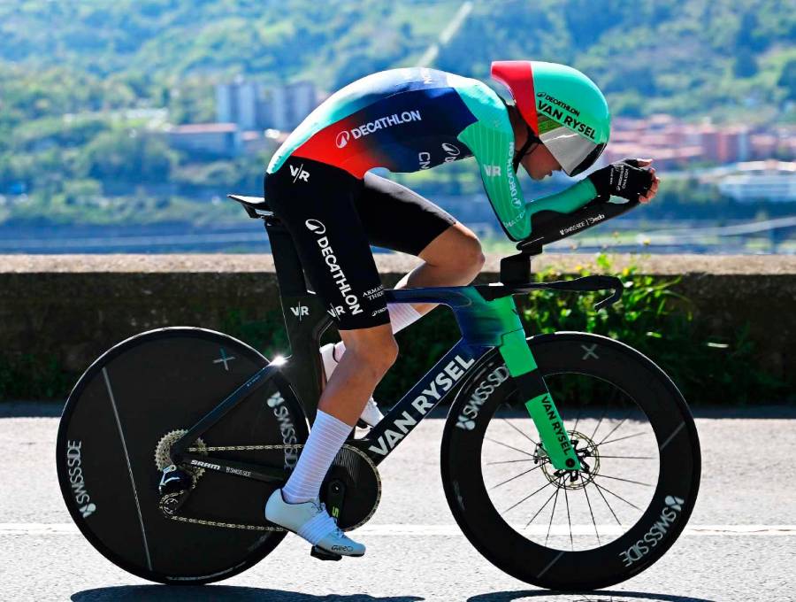El francés Paul Seixas, de tan solo 19 años se convirtió en el ganador de la crono de la Vuelta al País Vasco y primer líder de la competencia en la que están cuatro colombianos.<b> </b>FOTO GETTY 
