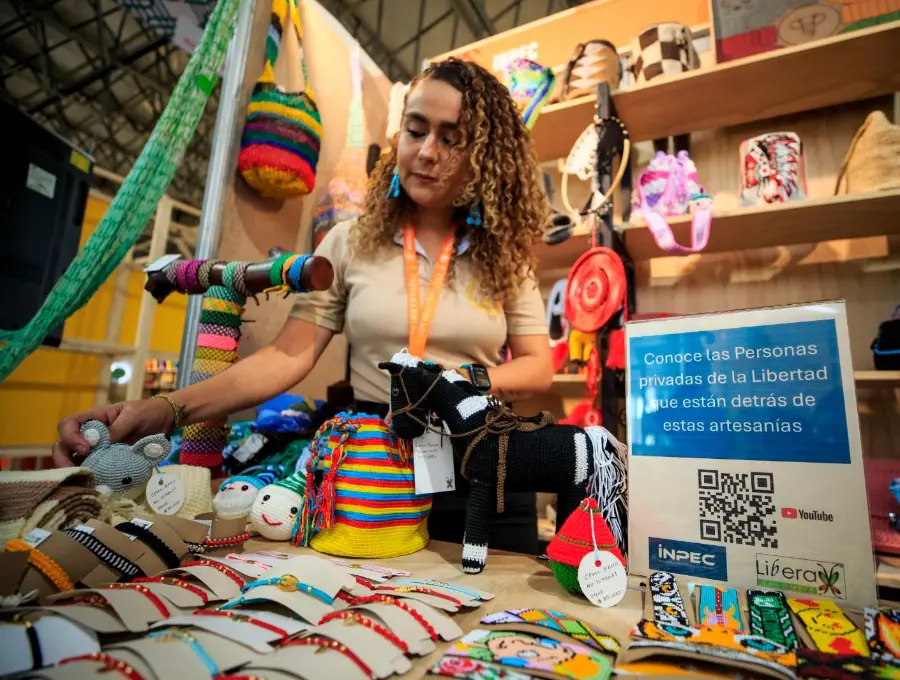 Esta estrategia incluye formación en artes y oficios como carpintería, marroquinería, confección o panadería, pero también les dan herramientas para que puedan emprender y los capacitan en habilidades emocionales, de modo que no solo encuentren formas de sustento, sino que también logren una exitosa resocialización familiar y social. FOTO Camilo Suárez