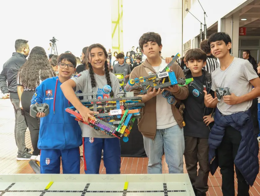 Equipos de distintas regiones del país competirán con robots diseñados y programados por estudiantes en el Torneo Nacional de Robótica Extrema VEX 2026. FOTO cortesía EIA