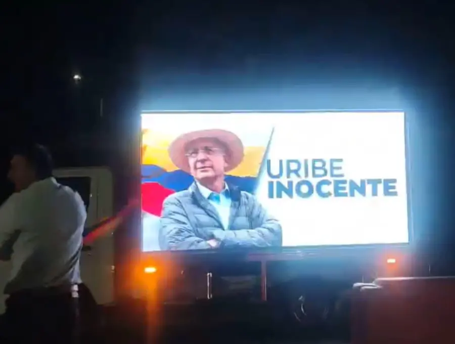 En Rionegro, Antioquia, apoyan a Álvaro Uribe tras su condena de 12 años de prisión domiciliaria. FOTO: Captura de video 