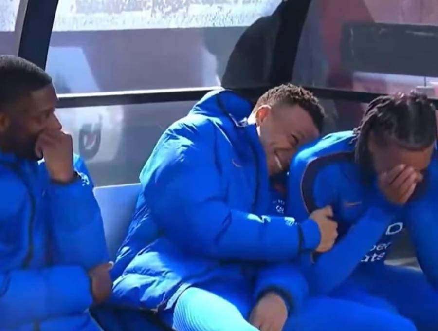 La risa de Kylian Mbappé en la banca durante el amistoso entre Francia y la Selección Colombia. FOTO: Captura de video 