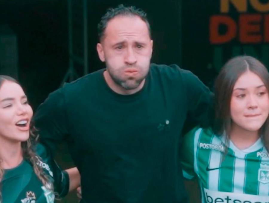 David Ospina emocionado saliendo a su despedida acompañado de su hija y familia. FOTO: <b>Captura de vídeo</b>