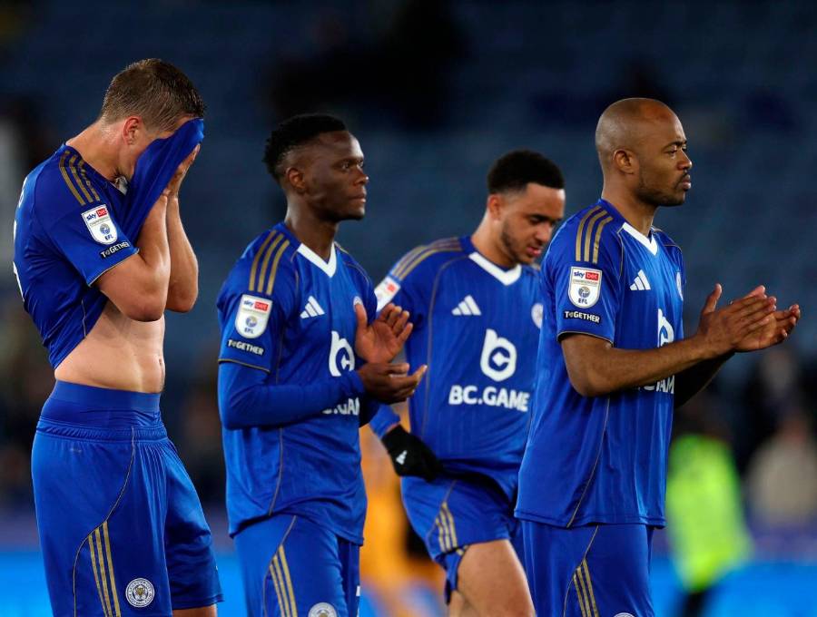 Los jugadores del Leicester salen bastante afligidos tras confirmarse el descenso a la tercera división en el balompié de Inglaterra. FOTO GETTY 