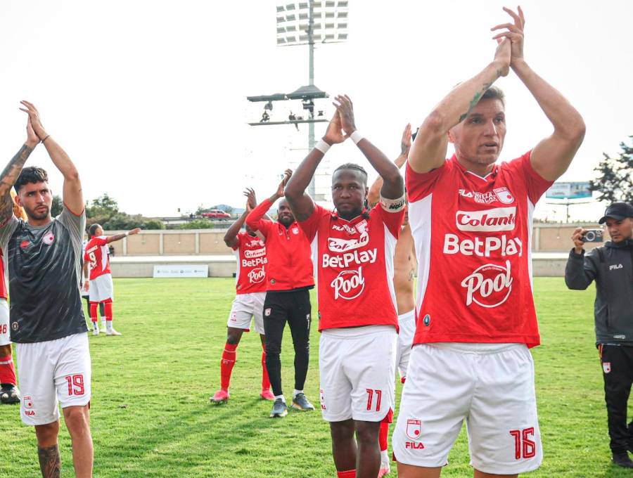 El delantero vallecaucano Hugo Rodallega (número 11) anotó uno de los goles con los que Santa Fe forzó los penaltis. Foto: tomada del x de @SantaFe