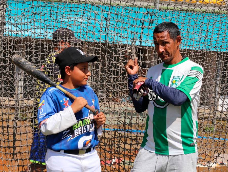 Emanuel Ortiz y su papá, Luis Fernando, comparten en el diamante Luis Alberto Villegas de Medellín. Ellos son protagonistas de una apasionante historia familiar que busca salir adelante. <span class="mln_uppercase_mln">FOTO</span> <b><span class="mln_uppercase_mln">donaldo zuluaga-los paisitas</span></b>