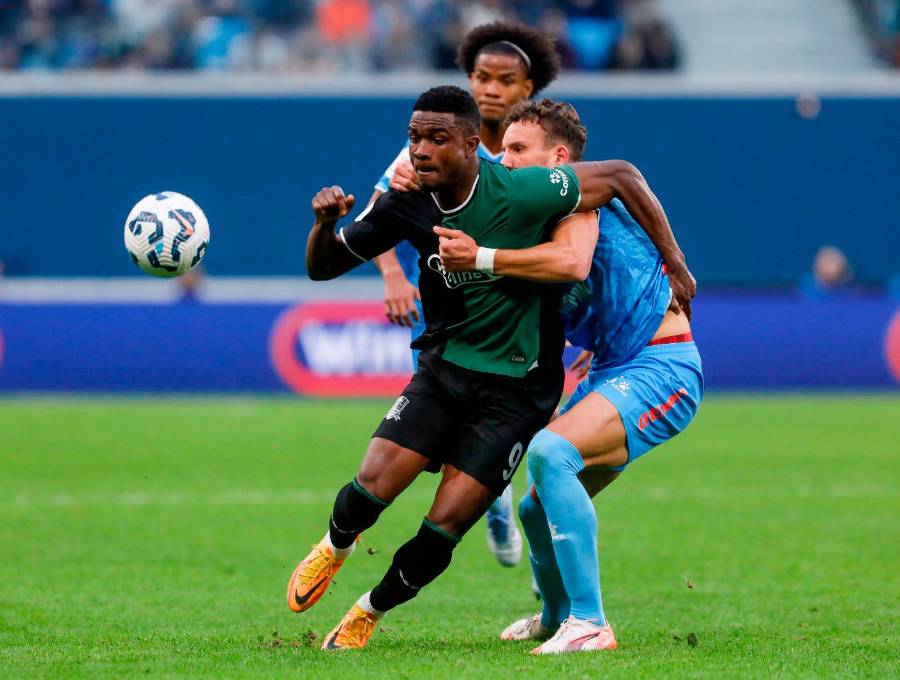 Jhon Córdoba suma 76 goles con la camiseta de Krasnodar. Es el máximo goleador histórico del club. En la foto enfrenta al Zenit de los colombianos Wilmar Barrios y Jhon Durán. FOTO: <b>GETTY</b>