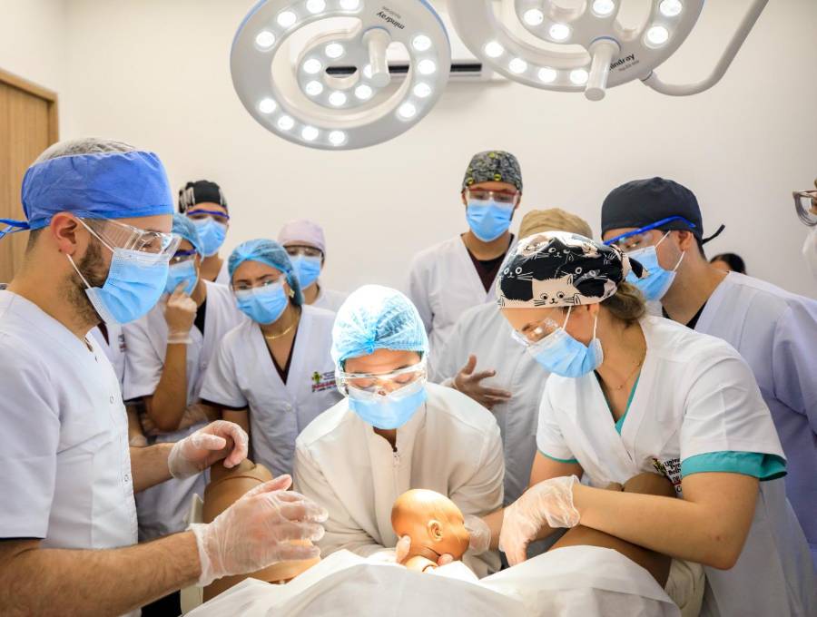Estudiantes de la Escuela de Ciencias de la Salud de la UPB entrenan en la nueva Clínica de Simulación, en el campus de la universidad, un espacio de alta fidelidad que replica escenarios hospitalarios reales. FOTO Camilo Suárez