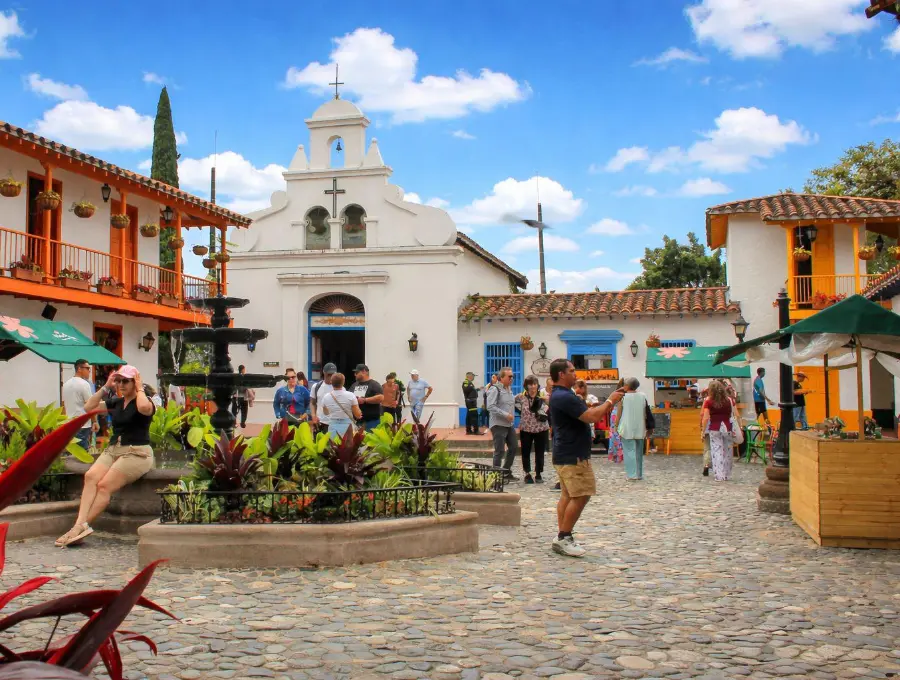 La Alcaldía de Medellín busca, a partir de estrategias y acciones, que habitantes y turistas retornen al Pueblito Paisa para apreciar su conservación y compartir momentos de esparcimiento.