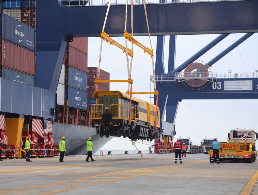 Reperfiladora que llegó a Puerto Antioquia para mejorar la operación del Metro de Medellín. Foto: Fico Gutiérrez @FicoGutierrez