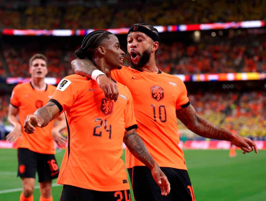 Los jugadores Crysencio Summerville y Memphis Depay celebran el gol y la victoria de Países Bajos sobre Suecia 5-1 en el Mundial de Norteamérica. FOTO GETTY 