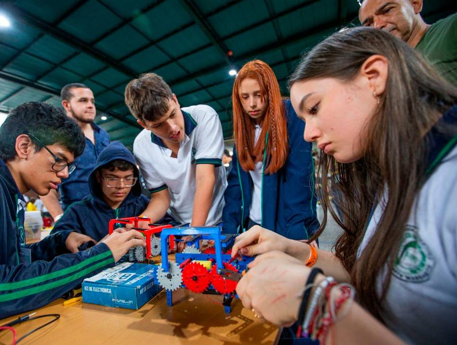 Son miles los estudiantes que participan en proyectos para despertar sus vocaciones científicas y tecnológicas, como parte de la apuesta de ciudad por consolidarse como Distrito de Ciencia, Tecnología e Innovación. FOTO<b> </b>EL COLOMBIANO.<b> </b>