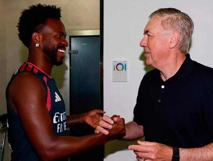 Carlo Ancelotti y Vinicius Jr. charlando en las instalaciones del Real Madrid. FOTO: <b>X MrAncelotti</b>
