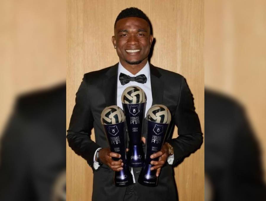 El delantero colombiano Jhon Córdoba celebra los tres premios que recibió en la noche de gala del fútbol de Rusia. FOTO TOMADA INSTAGRAM 