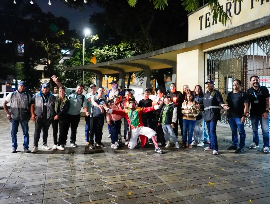 Visitantes al primer recorrido nocturno en la avenida La Playa guiado por Candelario, quien cuenta las historias del Centro y la Navidad. FOTO Cortesía Alcaldía de Medellín. 