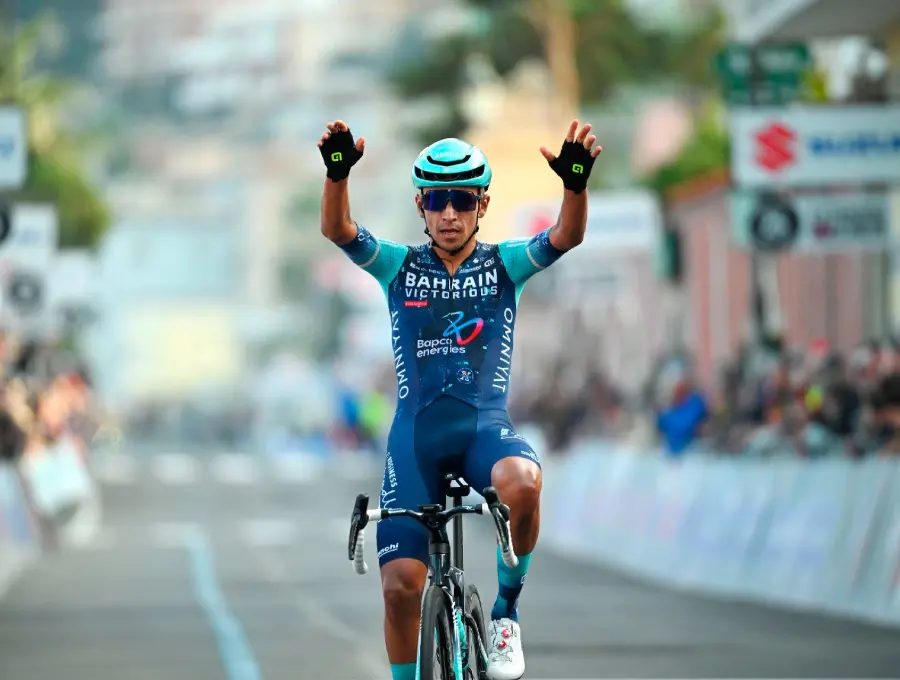 El ciclista colombiano Santiago Buitrago celebra su victoria en el Trofeo Laigueglia carrera disputada en Italia. FOTO GETTY 