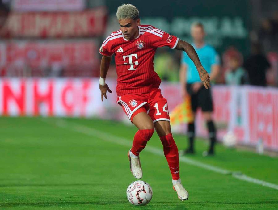 Luis Díaz con su nuevo look fue titular con el Bayern Múnich que empató sin goles ante el Schalke 04, que regresó a la Bundesliga tras tres temporadas. FOTO GETTY 