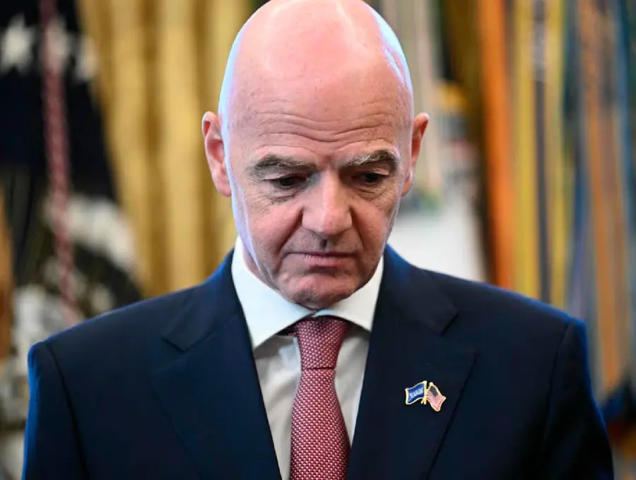 Gianni Infantino recibió el respaldo del Consejo de la FIFA tras la reunión de emergencia, aunque continúan las críticas por el fallido proyecto de inversión privada. FOTO: AFP