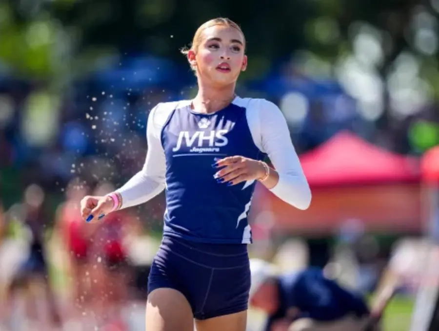 La deportista transgénero AB Hernández, atleta oriunda de Jurupa, Valley, compitiendo de forma oficial el pasado 30 de mayo de 2025 en Clovis, California. FOTO: Getty