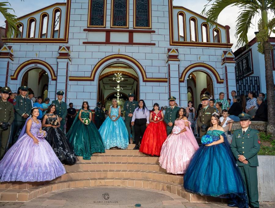 Siete jóvenes campesinas de San Luis, Antioquia, vivieron una fiesta de quinceaños apoyada por comerciantes de todo el pueblo. Foto: Gloria Ceballos, de Las Poderosas.