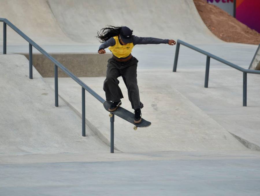La antioqueña Jazmín Álvarez en acción durante la competencia de street del skateboarding de Juego Suramericanos. FOTO CORTESÍA COC