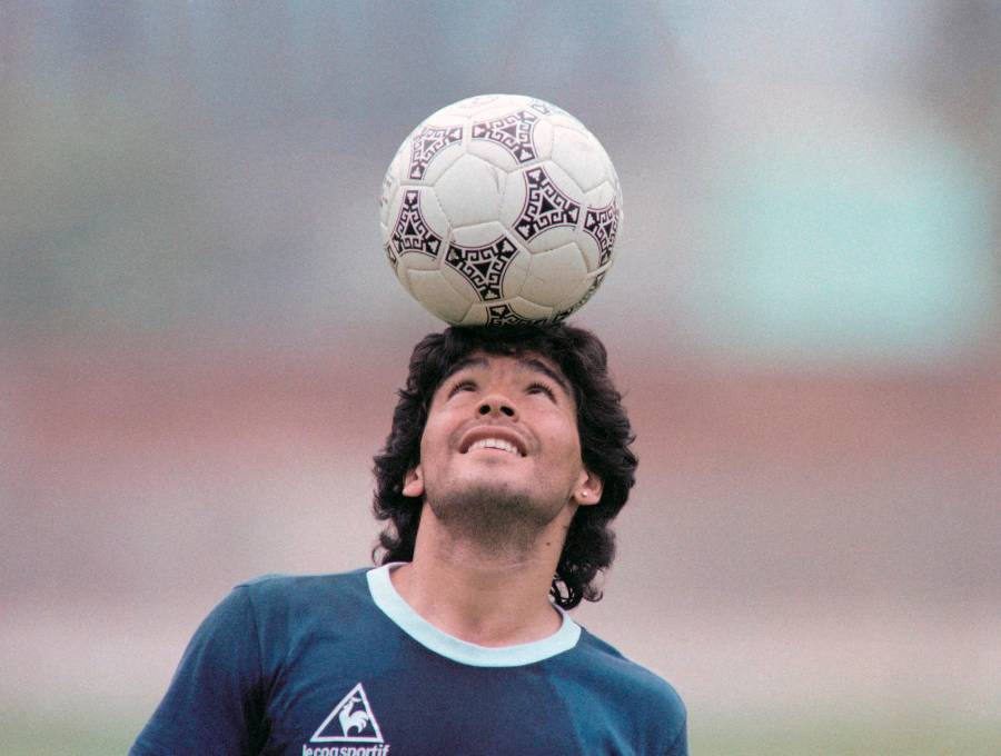 Diego Armando Maradona con el balón Azteca, el que se usó en México 86. FOTO AFP