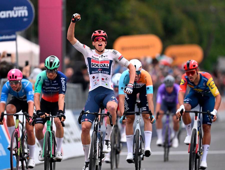 El francés Paul Magnier celebra su victoria en la primera etapa del Giro de Italia que tiene a tres corredores colombianos en el pelotón (Egan Bernal, Santiago Buitrago y Éiner Rubio). FOTO GETTY 