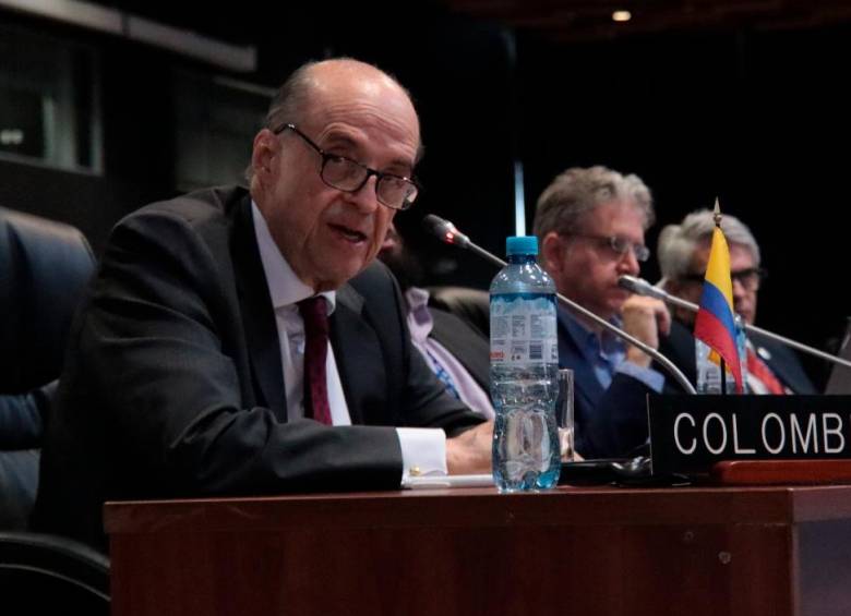 El canciller colombiano Álvaro Leyva Durán resaltó ante la OEA que el país emprendió una búsqueda por la paz desde la Constitución de 1991 y pidió apoyo a la región. FOTO: CORTESÍA