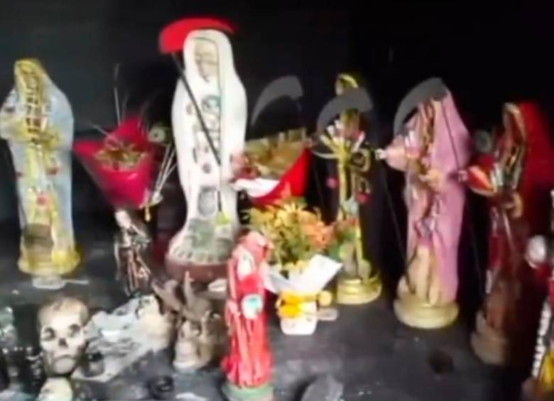 Este fue el altar y los artilugios paganos que encontró la Policía en la vivienda de Riohacha, en La Guajira. IMAGEN DE TOMADA DE VIDEO DE POLICÍA.