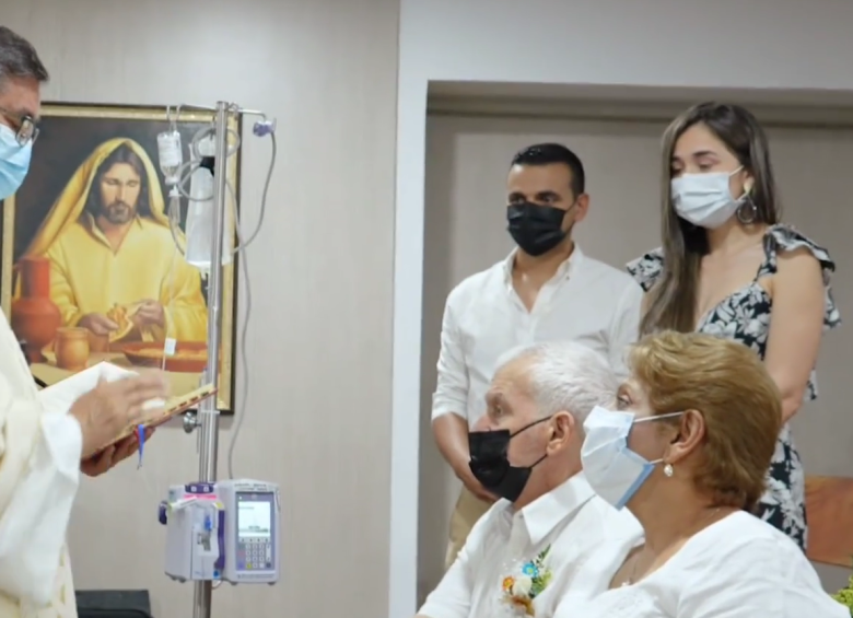 La pareja planeó y realizó su boda mientras Carlos, paciente de cáncer, estaba hospitalizado. FOTO: Captura de pantalla @fcvcolombia